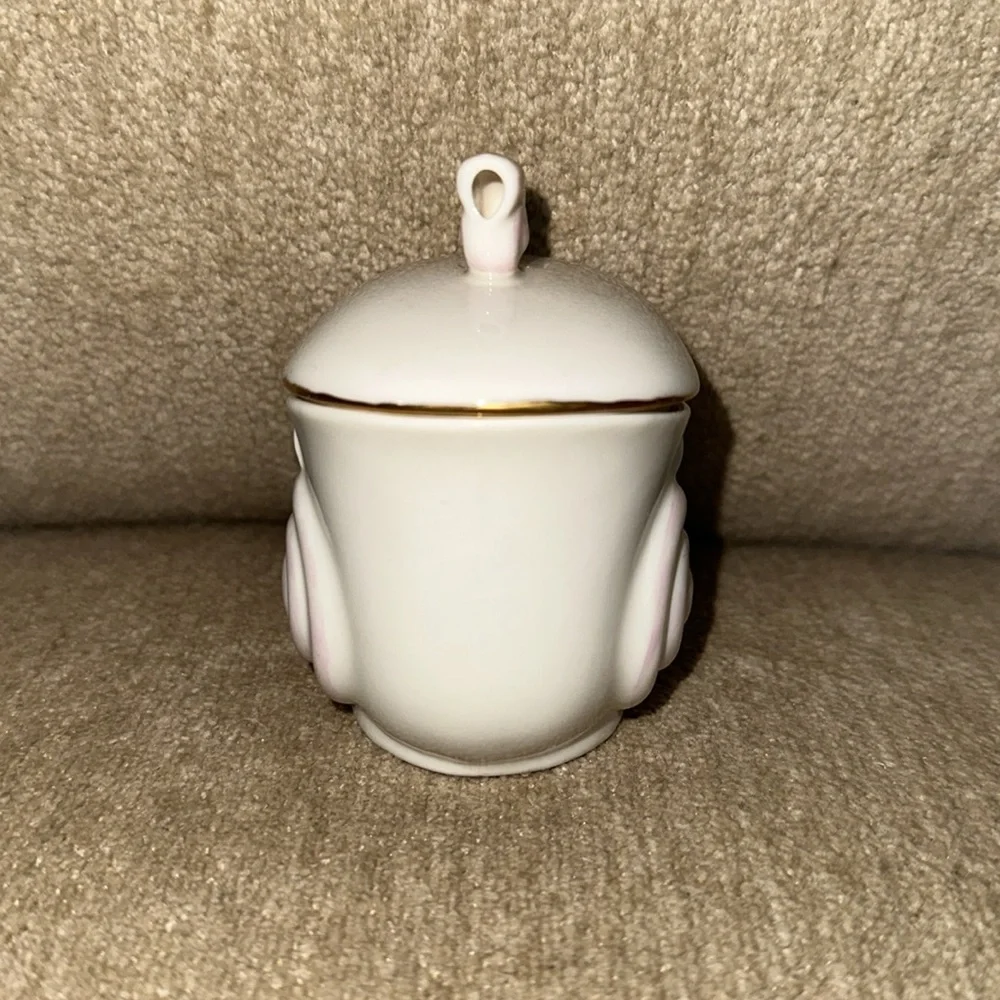 BELLEEK 2001 Nautilus Shell Trinket Box with “Belleek in Retrospect” Gold trim